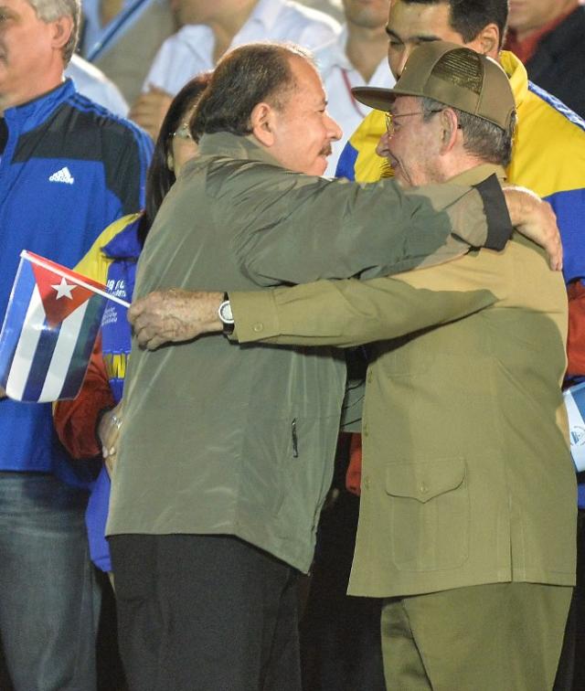 El presidente de Nicaragua, Daniel Ortega, abraza a su homólogo cubano, Raúl Castro, durante la cumbre de la CELAC, el 27 de enero de 2014 en La Habana. Foto Adalberto Roque (AFP)﻿.