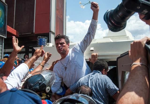 Leopoldo López, uno de lo slíderes de la oposición venezolana, en el momento de su detención, el martes 18 de febrero. Foto Cristian Hernández (AFP)﻿.