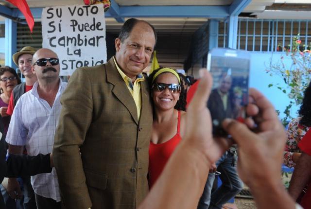 Luis Guillermo Solís, del Partido de Acción Ciudadana (centro-izquierda) es el único candidato que disputará la segunda vuelta de las presidenciales en Costa Rica, el próximo 6 de abril. Rodrigo Arangua (AFP).