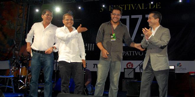 El vicepresidente Óscar Ortiz (segundo desde la izquierda) y el candidato a alcalde de Santa Tecla por el FMLN, Armando Flores (a la derecha), acompañaron en la tarima a Luis Cáceres, en representación de Gypswing, la banda ganadora del festival de este año.