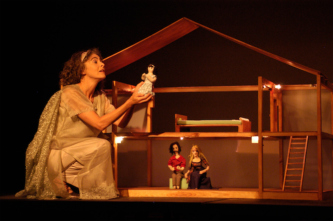 Ángel de la guarda, interpretada por Naara Salomón, en 2009. Foto cortesía del Teatro Luis Poma.