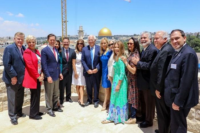 Los líderes de la Oficina de la Fe y de la Oportunidad de la Casa Blanca posaron con sus parejas y con el embajador de Estados Unidos en Israel, David Freedman, el día de la inauguración de la embajada de Estados Unidos en Jerusalén, en mayo del 2018.