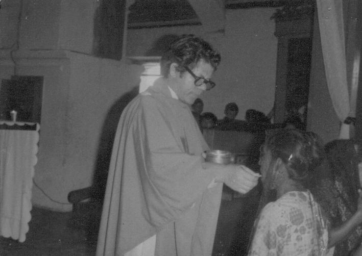 Padre David Rodríguez en el momento de dar comunión durante una misa en El Salvador, cerca de 1970. Rodríguez fue durante la guerra miembro de las FPL y después de la firma de los Acuerdos de Paz diputado por el partido FMLN por cuatro periodos (1997-2003 y 2009-2015). Actualmente es diputado suplente. Foto del álbum familiar.
