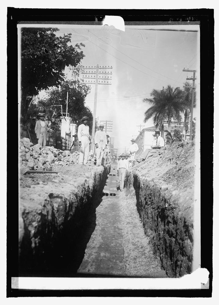 Introducción de cableado telefónico en las calles de San Salvador. Library of Congress, National Photography Collection LC-F81- 4418 [P&P].