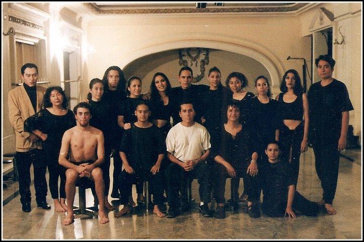 Primera generación de la Escuela Arte del Actor junto a Filánder Funes (primera silla a la derecha). El foyer del Teatro Nacional de San Salvador fue su sede. Foto tomada de la página de Facebook de la escuela.