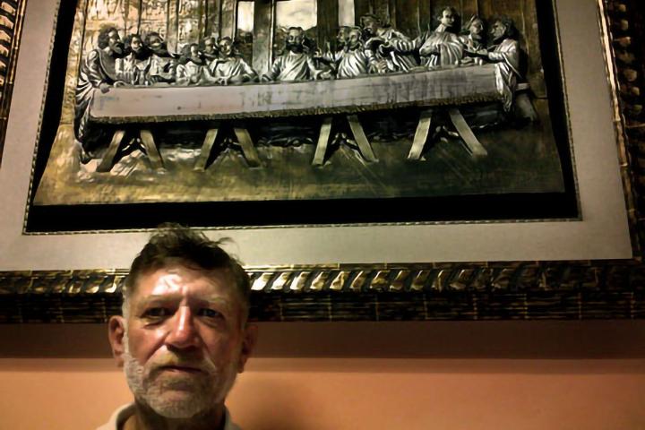 El capitán Álvaro Rafael Saravia posa debajo de un cuadro de la última cena. La fotografía fue una petición expresa de Saravia.