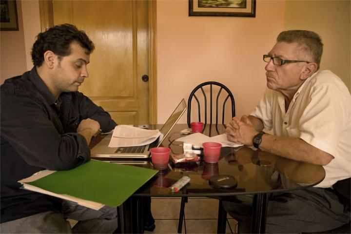 Carlos Dada, periodista de El Faro, durante una de las entrevistas con el capitán Álvaro Rafael Saravia, a quien acusan de estar involucrado en el asesinato de Romero.