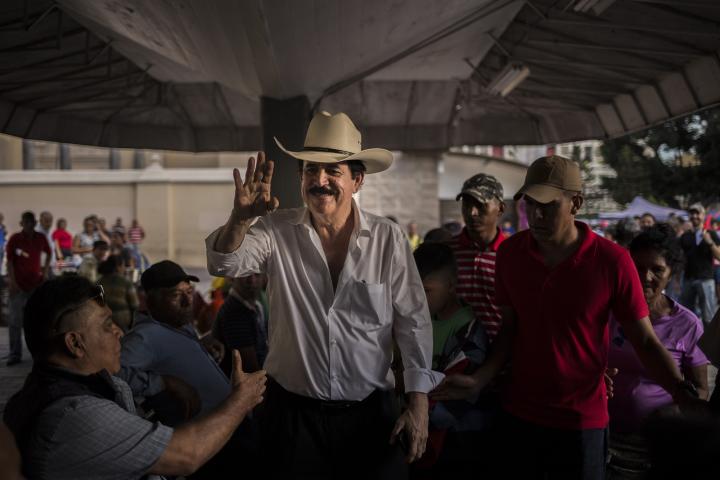 Manuel Zelaya, expresidente de Honduras, durante un evento cultural en junio de 2019 en la plaza central de Tegucigalpa, para conmemorar el décimo aniversario del golpe de Estado que lo derrocó. Foto El Faro: Víctor Peña.