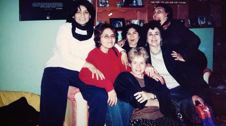 Isabel Dada, segunda de derecha a izquierda,  junto a sus amigas y actrices Teresa Huezo, Elizabeth Gúzman , Ana Ruth Aragon , Dinora Cañenguez, Merci Flores. Foto tomada entre 2002 y 2003. Cortesía: Ana Ruth Aragon. 