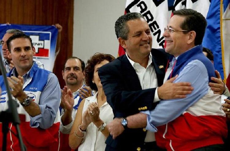Edwin Zamora abraza al presidente de Arena, Jorge Velado, durante el anuncio oficial de su lanzamiento, en octubre de 2014, como candidato a alcalde para la capital salvadoreña. Foto: Archivo de El Faro. 