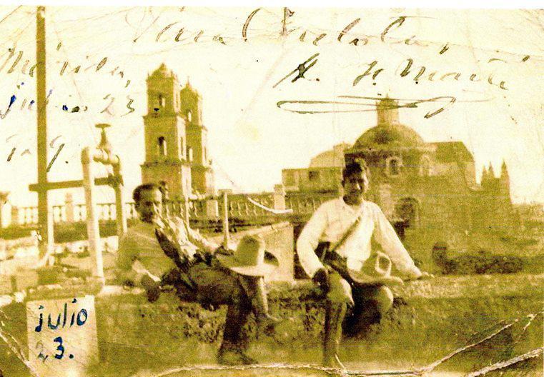 El revolucionario salvadoreño Farabundo Martí (izquierda) y el revolucionario nicaragüense Augusto C. Sandino (derecha), en la azotea del Gran Hotel. Mérida, México, 23 de julio de 1929. Foto cortesía del Museo de la Palabra y la Imagen (MUPI).
