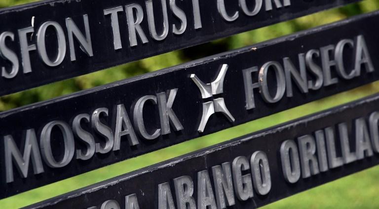 Rótulo de la empresa Mossack Fonseca en su sede central de Ciudad de Panamá, en Panamá. Foto Rodrigo Arangua (AFP).