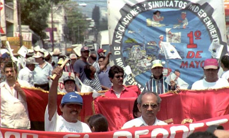 Un trabajador levanta un martillo mientras participa 01 de Mayo en una manifestacion que conmemora el 