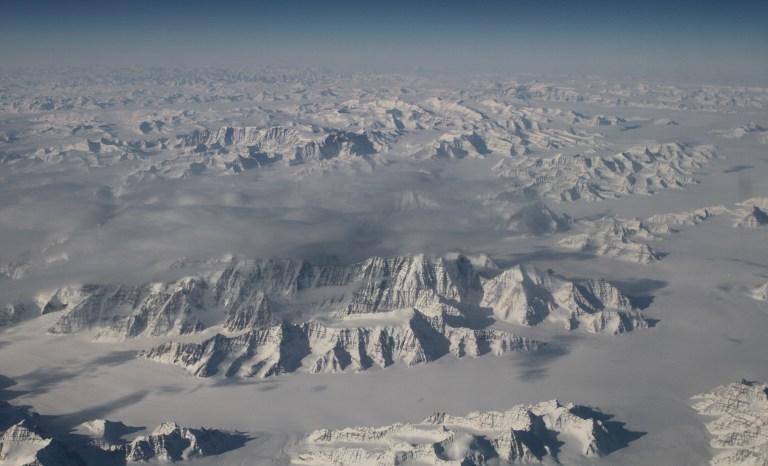Montañas del noreste de Groenlandia, en una fotografía tomada por la NASA. Esta gigantesca isla es uno de los territorios en los que más impacto está teniendo el calentamiento global. Foto AFP.