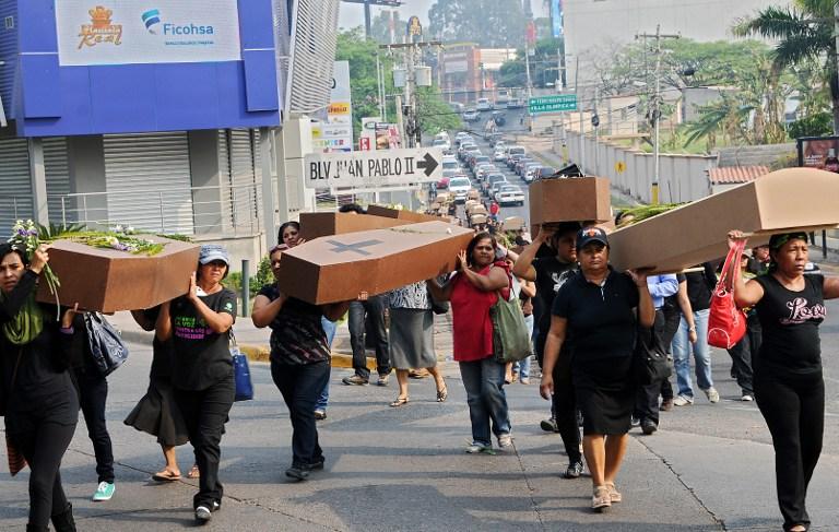 El 28 de abril en Tegucigalpa, manifestantes cargaron ataúdes hechos de cartón durante una protesta contra los asesinatos de mujeres en Honduras. Según organizaciones para la defensa de los derechos humanos, Honduras tiene una de las tasas de feminicidios más altas del mundo. Cada 20 horas una mujer es asesinada en ese país.