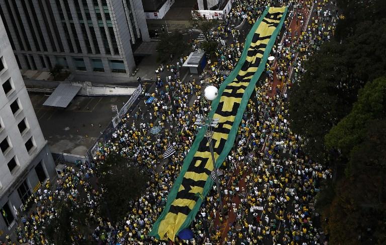 Manifestantes marchan sobre la avenida Paulista en Sao Paulo, Brasil, el 16 de agosto. AFP PHOTO / Miguel SCHINCARIOL