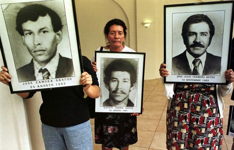 Imagen de archivo de una marcha de familiares de víctimas de las fuerzas de seguridad estatales durante la Guerra Civil guatemalteca, celebrada el 8 de junio de 1999. Foto Jorge Uzon (AFP).
