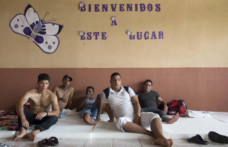 Un grupo de cubanos varados desde noviembre en el municipio de La Cruz, en Guanacaste, Costa Rica, por la negativa de Nicaragua a conceder visas de paso. / Foto Ezequiel Becerra (AFP).