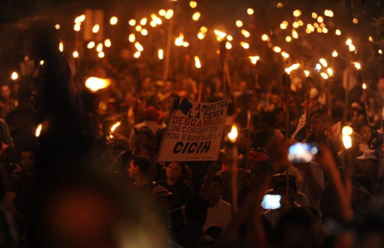 Miles marcharon en Tegucigalpa, capital de Honduras, el pasado 31 de julio, en otra manifestación con antorchas, en la que piden la renuncia del presidente Juan Orlando Hernández, envuelto en un escándalo de corrupción, y la instalación de una comisión contra la impunidad. FOTO AFP
