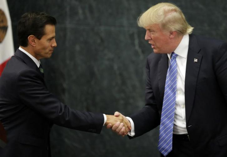 El presidente mexicano Enrique Peña nieto y el candidato estadounidense a la presidencia Donald Trump se estrechan las manos,  después de su reunión en la Ciudad de México el 31 de agosto de 2016. / AFP PHOTO / YURI CORTEZ