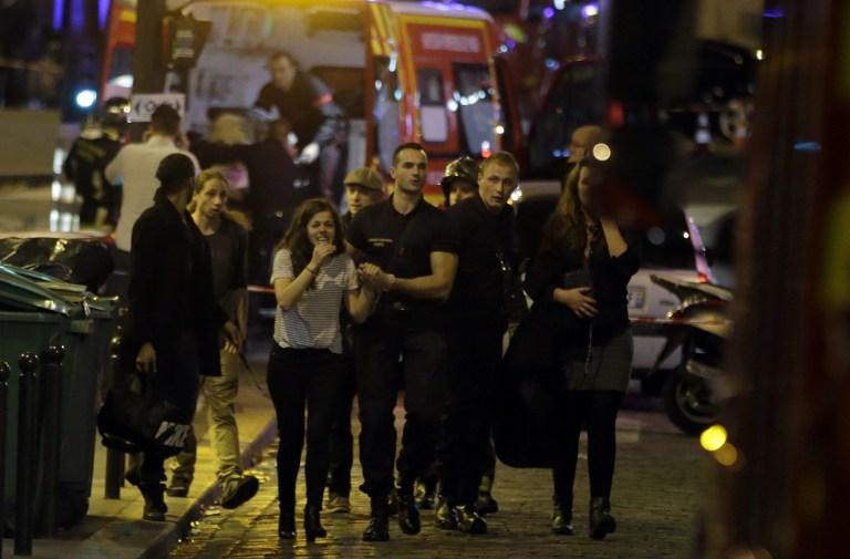 Rescatistas evacúan a las personas que se encontraban en los alrededores del distrito 10, en Paris, una de las zonas atacadas este viernes 13 por un grupo terrorista. AFP PHOTO / KENZO TRIBOUILLARD