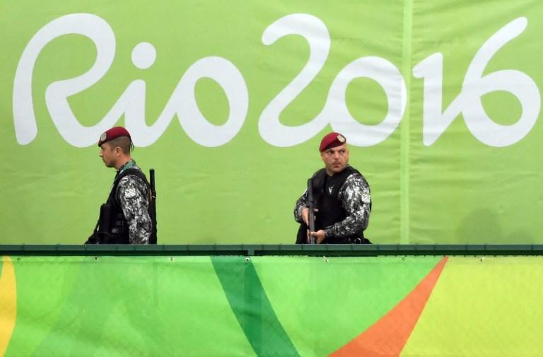 Policías patrullan una de las instalaciones en las que se desarrollaron los Juegos Olímpicos de Río de Janeiro que, si bien no son los únicos responsables de la actual crisis, sí que supusieron una carga adicional para las finanzas públicas. Foto Pascal Guyot (AFP).