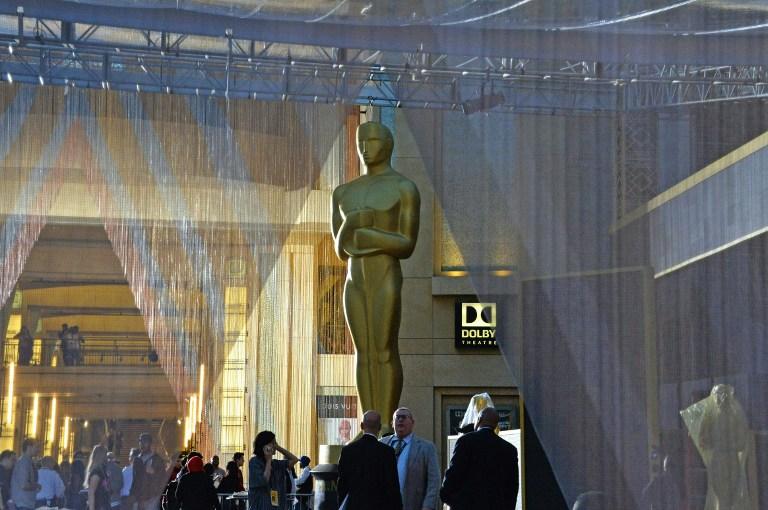 Una gigantesca estatua del premio Oscar espera afuera de Dolby Theatre, en Hollywood, California, a los asistentes a la gala de la entrega de los premios este 28 de febrero de 2016. / Foto Mladen Antonov (AFP)