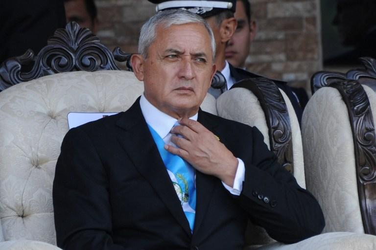 El presidente de Guatemala, Otto Pérez Molina, agradeció hoy al Ejército por mantener su lealtad en medio de la crisis política que enfrenta el gobierno, por escándalos de corrupción. El 30 de junio, la Corte de Constitucionalidad le negó el trámite de un amparo, en una decisión dividida. Foto AFP.
