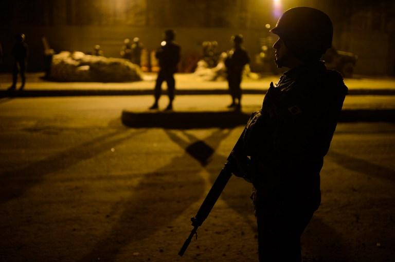 Miembros del ejército brasileño empiezan a retirarse de la favela Mare, un año después de que fueron desplegados para apoyar a la policía. La policía brasileña está en la mira de los defensores de derechos humanos, acusada de matar indiscriminadamente, manipular escenas del crimen y encubrir sus abusos. Foto AFP 