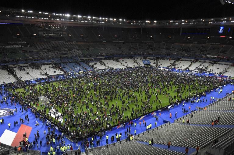 Espectadores del partido amistoso entre Francia y Alemania, celebrado en el estadio son evacuados tras los ataques de este viernes 13 de noviembre. AFP PHOTO / FRANCK FIFE
