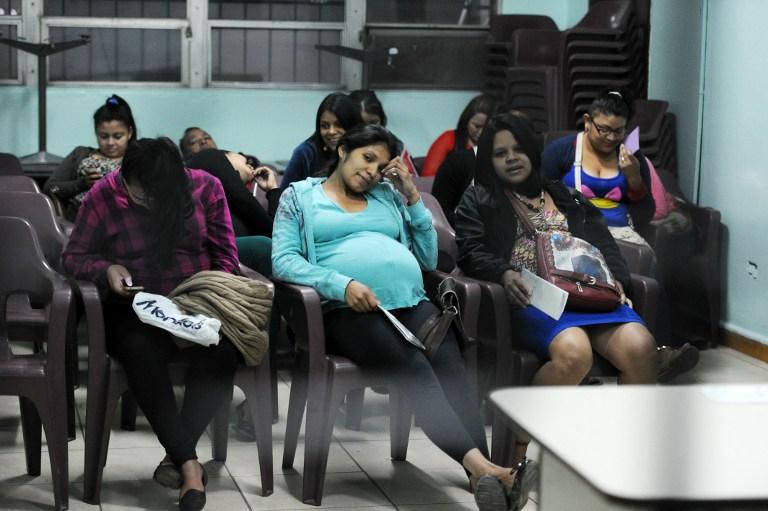 Mujeres embarazadas esperan para ser atendidas por un médico en la clínica 