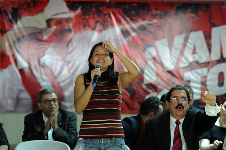Olivia Zuñiga Cáceres, hija de la ambientalista Berta Cáceres, habla este martes 15 de marzo durante la conmemoración del cuarto aniversario de Libertad y Refundación (LIBRE), el partido del expresidente hondureño Manuel Zelaya. Foto Orlando Sierra (AFP)