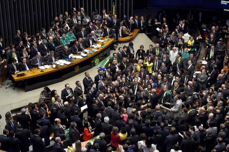 La oposición necesita un total de 342 de los 513 diputados de la cámara baja del Congreso para autorizar el juicio a Rousseff, cuyo índice de aprobación ha caído a un triste 10 por ciento,. / AFP PHOTO / EVARISTO SA