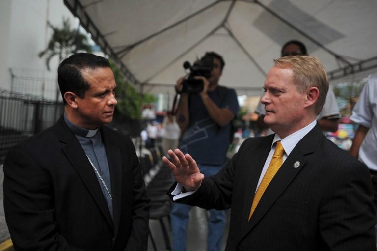 Adam Blackwell junto al mediador Fabio Colindres, en los momentos previos a una de las tres entregas de armas de parte de pandilleros, la celebrada el 27 de mayo de 2013 en la plaza Gerardo Barrios de San Salvador. Foto José Cabezas (AFP).