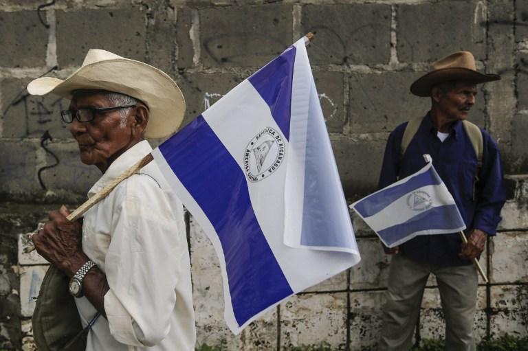 Dos simpatizantes del movimiento político que se opone a la reelección de Daniel Ortega se manifiestan este domingo 16 de octubre en Diriamba, a unos 40 kilómetros de Managua. Foto Inti Ocón (AFP).