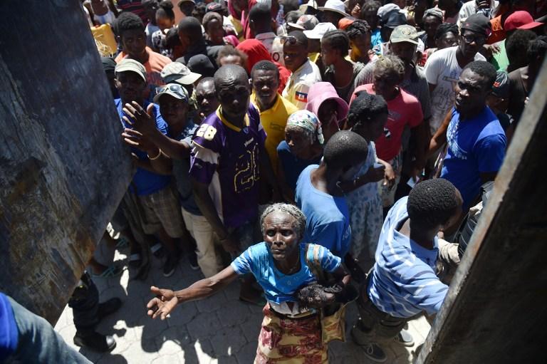 Damnificados por el huracán Matthew claman por ayuda en Roche-a-Bateaux, en Los Cayos, en el sureste de Haití. Pese a los centenares de víctimas mortales y decenas de miles de afectados, la tragedia no parece haber despertado el interés de la comunidad internacional. Foto Héctor Retamal (AFP).