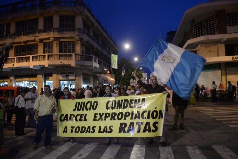 Guatemaltecos salieron a las calles para pedir la renuncia del presidente de Guatemala Otto Pérez la noche del sábado 4 de julio. La Corte Constitucional de Guatemala revivió el miércoles un proceso para retirar la inmunidad a Molina, lo que puede facilitar que sea procesado debido a los escándalos de corrupción de su gobierno. Foto AFP
