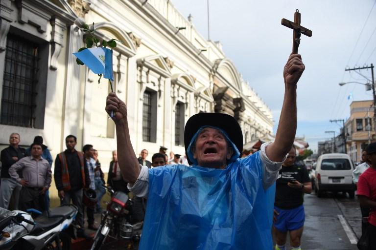 Un anciano celebra cerca del Congreso de Guatemala minutos después de que los legisladores despojaran a Otto Pérez Molina de la inmunidad, este 1 de septiembre.  AFP PHOTO / Johan Ordonez