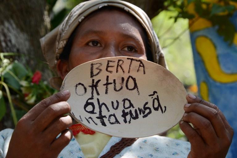 La ecologista hondureña asesinada, Berta Cáceres, fue el centro de una ceremonia indígena en las orillas del río Gualcarque, el departamento de Santa Bárbara, el 27 de marzo de 2016. Esta comunidad dependen del río Gualcarque para la subsistencia, y defenderlo fue una de las luchas de Céceres. / Foto: AFP