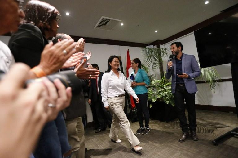 La candidata presidencial de Fuerza Popular, Keiko Fujimori, saluda a simpatizantes después de una conferencia de prensa celebrada el 10 de abril de 2016. Fujimori, hija de un expresidente que fue encarcelado por violaciones a derechos humanos, lideró la primera ronda y espera contendiente para la segunda vuelta que se disputará el 5 de junio. AFP PHOTO / LUKA GONZALES