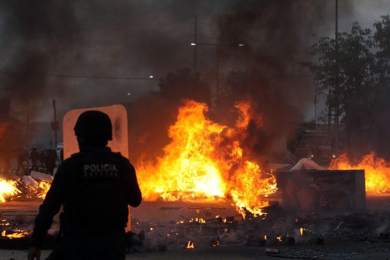 Imagen de la violenta represión contra las manifestaciones de docentes en el estado sureño de Oaxaca, durante eld omingo 19 de marzo. Foto Patricia Castellanos (AFP).