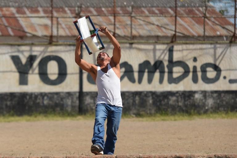 Unos 450 reos de las 19 cárceles de adultos en El Salvador serán liberados en las primeras semanas de enero, informó la Dirección General de Centros Penales. En la imagen, un privado de libertad de Apanteos, Santa Ana, participa en un festival de globos y piscuchas el 26 de octubre de 2016 como parte del programa gubernamental 