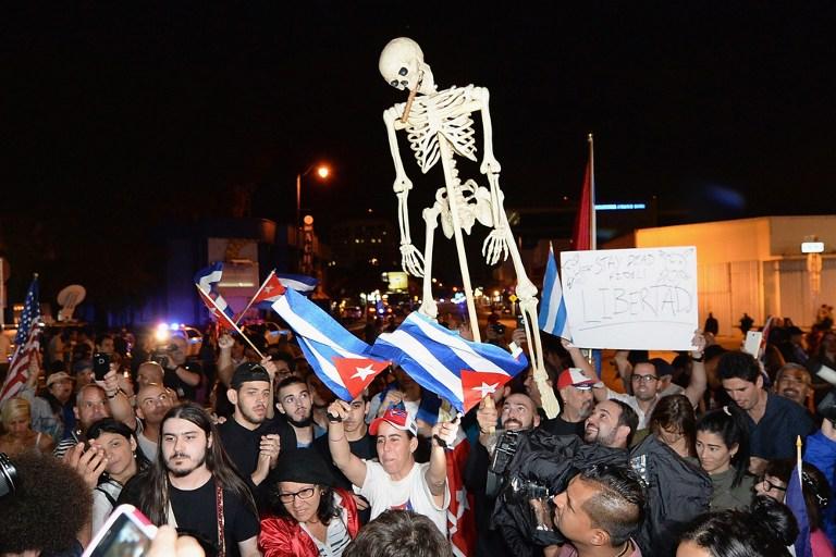 Varios centenares de opositores a Fidel Castro se congregaron de forma espontánea en Little Havana, para celebrar la muerte del expresidente cubano. Foto Gustavo Caballero (AFP).
