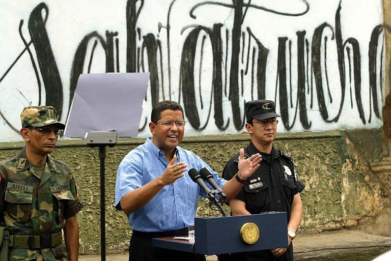 El presidente salvadoreno Francisco Flores, acompañado del viceministro de Defensa, general Álvaro Rivera y el director de la Policia Nacional Civil, Ricardo Meneses, anuncia el 20 de octubre de 2003 la segunda fase del plan anti delictivo 