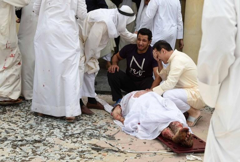 Familiares lloran a una de las víctimas del atentado suicida con bomba en la mezquita chiita Al-Imam al-Sadeq en la ciudad de Kuwait. El atentado fue perpetrado por el Estado Islámico. AFP PHOTO