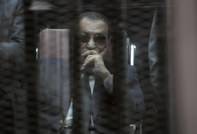 Hosni Mubarak en la jaula de los acusados mientras era leído el veredicto que lo condenó a tres años de prisión. Foto: AFP / STR