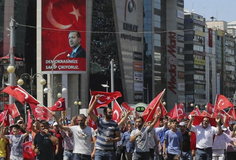 Simpatizantes del presidente Recep Tayyip Erdogan y opositores al golpe de Estado en general marchan por las calles de Ankara, la capital turca, para celebrar el fracaso del alzamiento militar de la noche del viernes 15 de julio. Foto Adem Altan (AFP).