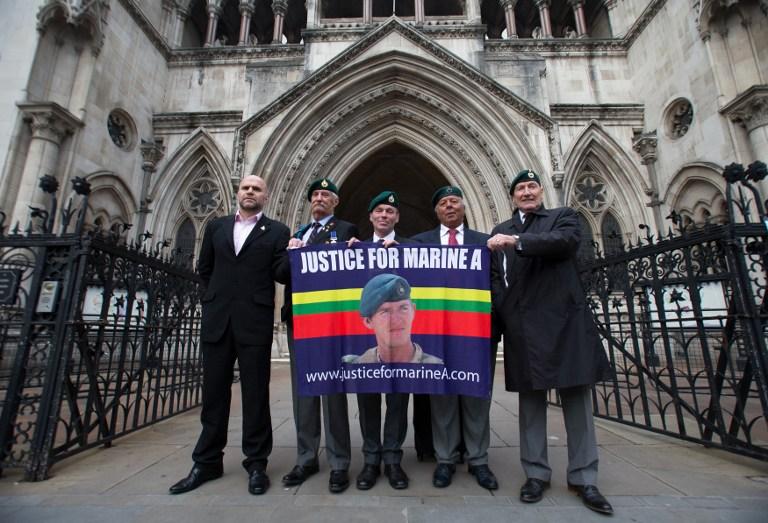 Simpatizantes del sargento Alexander Blackman, condenado a cadena perpetua por ejecutar extrajudicialmente a un talibán en 2011, se manifiestan a favor de su liberación en las inmediaciones de la Real Corte de Justicia, en Londres. Foto Daniel Leal-Olivas (AFP).