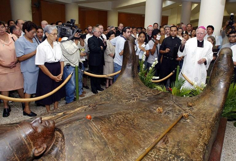 Fernando Sáenz Lacalle bendice la tumba de monseñor Óscar Arnulfo Romero durante uno de los eventos en Catedral metropolitana de San Salvador, por la conmemoración del 25º anniversario de su asesinato, el 2 de abril de 2005. Foto de Yuri Cortez (AFP).