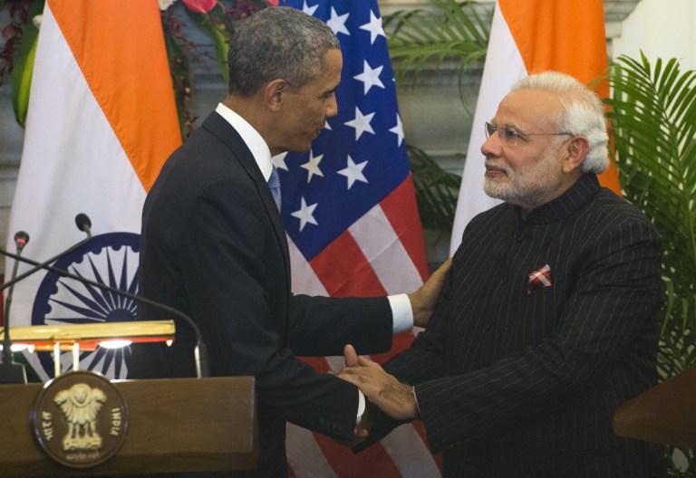 Narendra Modi y Barack Obama se dan la mano al finalizar una conferencia de prensa en Nueva Delhi el 25 de enero 2015, en la que anunciaron el relanzamiento del acuerdo nuclear civil. Foto: Saúl Loeb (AFP).